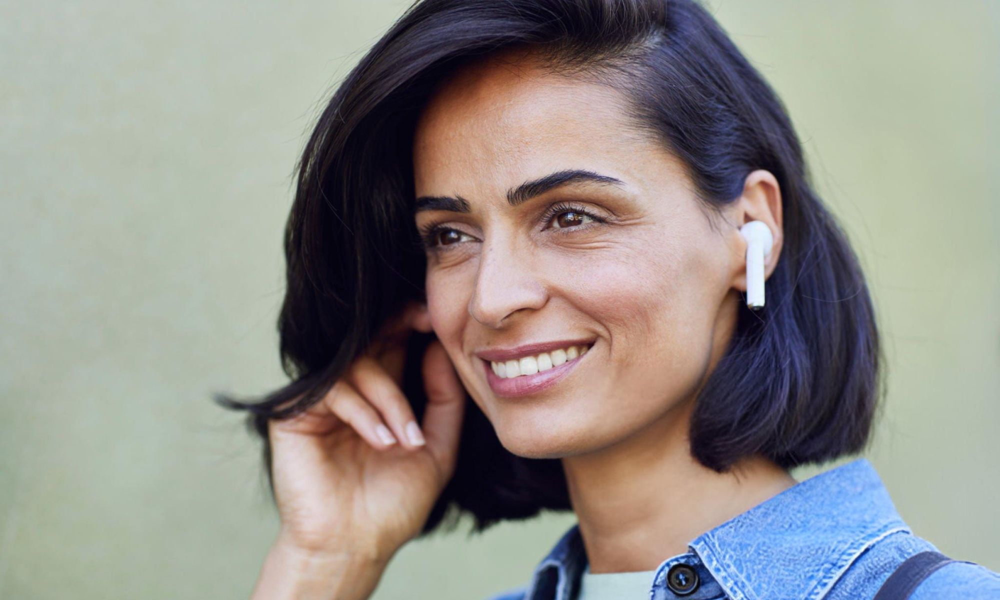 4 Best translator earbuds for work meetings and global adventures