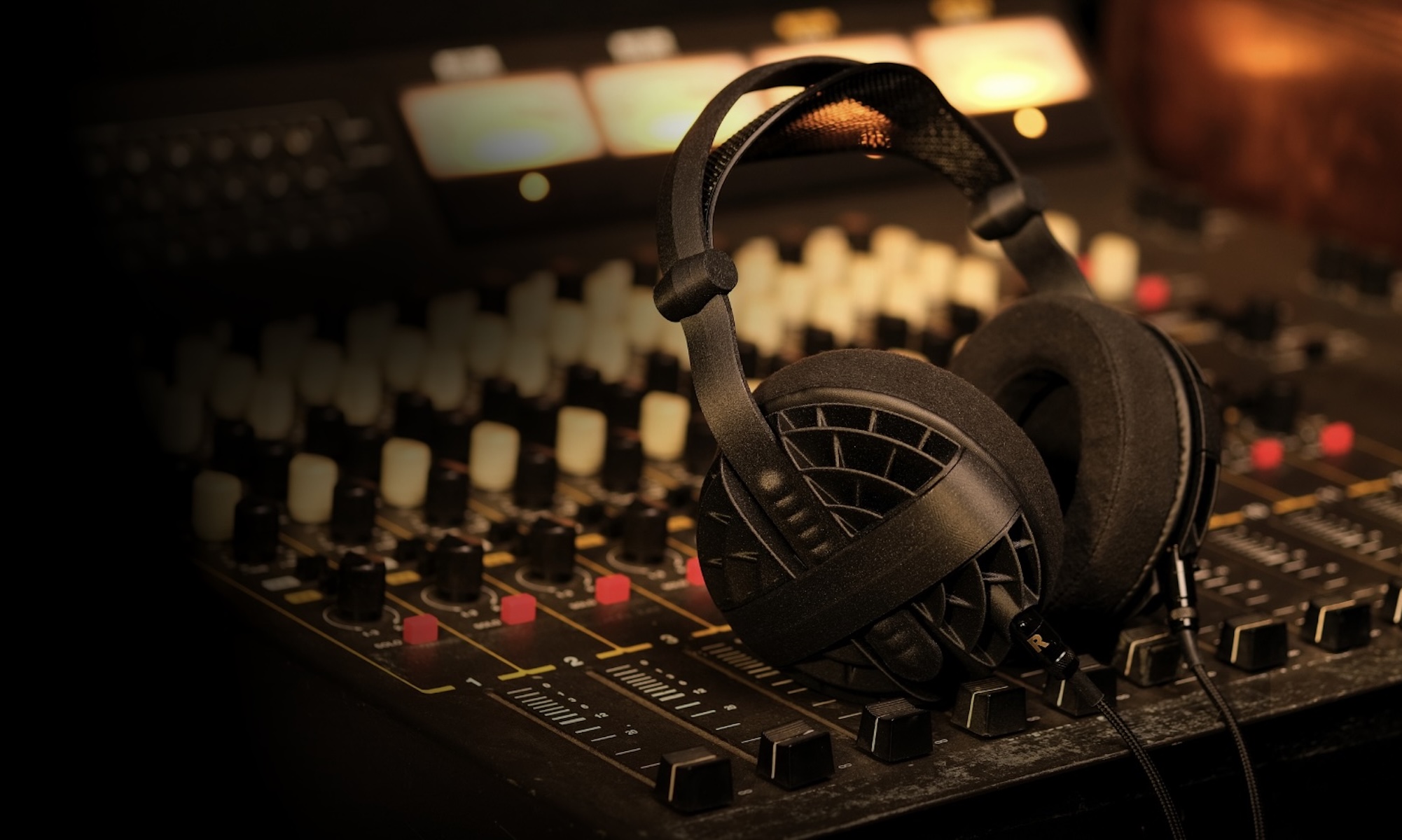 head(amame) Pro review: A lightweight, repairable, glass-driver headphone built by enthusiasts—not committees